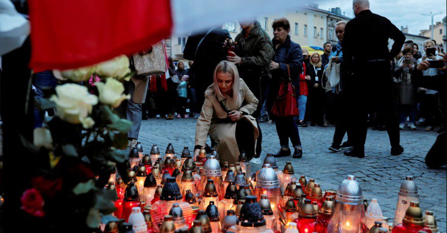 Mourners in #Poland’s Przemysl attend a funeral procession for Damian Sobol,a member of the #WorldCentralKitchen food charity who was killed in an Israeli strike on #Gaza
#IsraeliNewNazism #StopArmingIsrael #GazaHolocasut #GenocideJoe #GazaGenocide #IsraeliTerrorists #Israel #USA