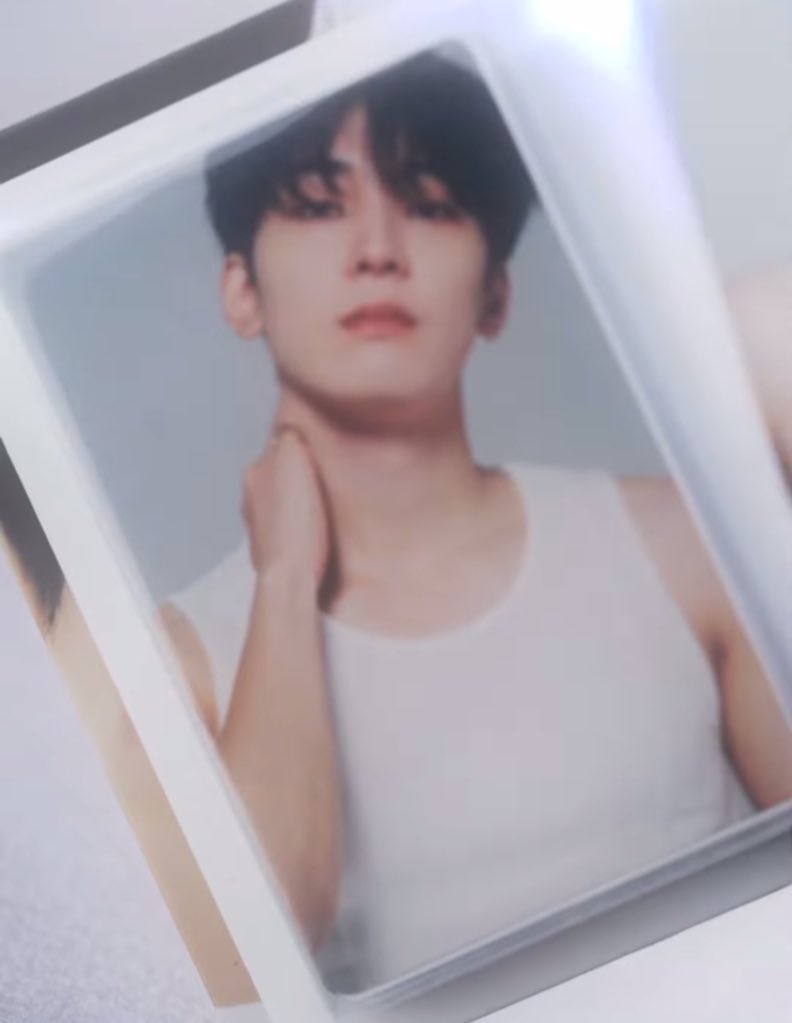 wonuoiawoo's tweet photo. WE GOT TANK TOP JEON WONWOO FOR CARAT VERSION OHMYGOD 🧎��‍♀️ https://t.co/SXlhcy2N8e