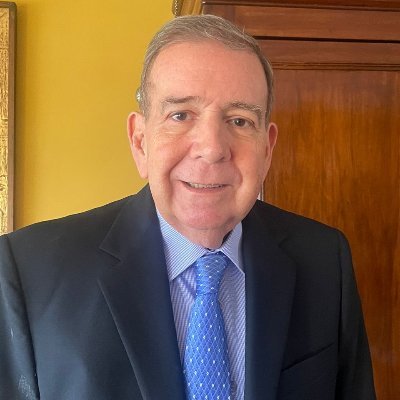 polianalitica's tweet photo. 🔵 Edmundo González informó que próximamente se estará dirigiendo a todos los venezolanos que apuestan a la recuperación del país. 

🗣️ Acepto el inmenso honor y la responsabilidad de ser el candidato de todos los que quieren un cambio por la vía electoral. Dijo. https://t.co/mfqqHgvoW9