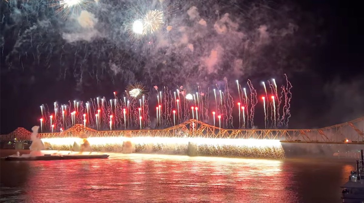 Thank you @KyDerbyFestival for bringing back the bridge waterfall! 😍🎇🎆#ThunderOverLouisville