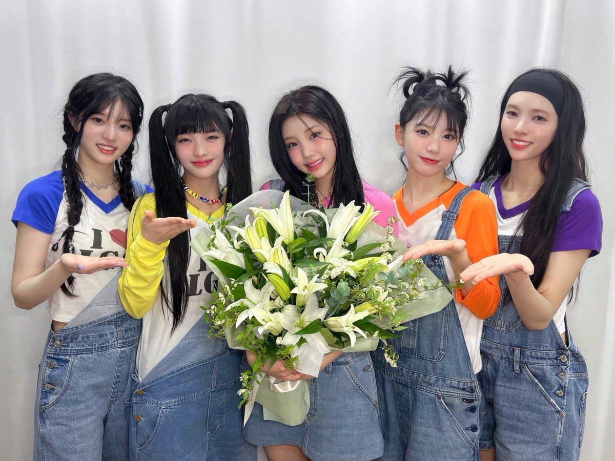 [#DAILY_IT]
L이 들어가는 단어는 다 아름다운 것 같아요..
Love, Lucky, ILLIT 그리고.. 우리 LILLYs💐
우릴 응원해주는 많은 릴리즈 덕분에 마음이 든든해진 아일릿입니다 🫶🏻
아일릿💗릴리즈
앞으로도 변함 없는 사랑을 드릴게요!

#ILLIT #아일릿
#Magnetic  #LuckyGirlSyndrome
#SUPER_LUCKY