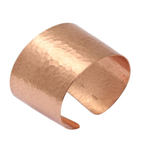 Get your hands on our Hammered Copper Cuff Bracelet, a statement piece sure to amp up any outfit! 💥🧡 

Daily Jewelry Tips 👉🏼 @johnsbrana.

#StatementJewelry #CopperCuff #JohnsBrana
buff.ly/4b1sRvO