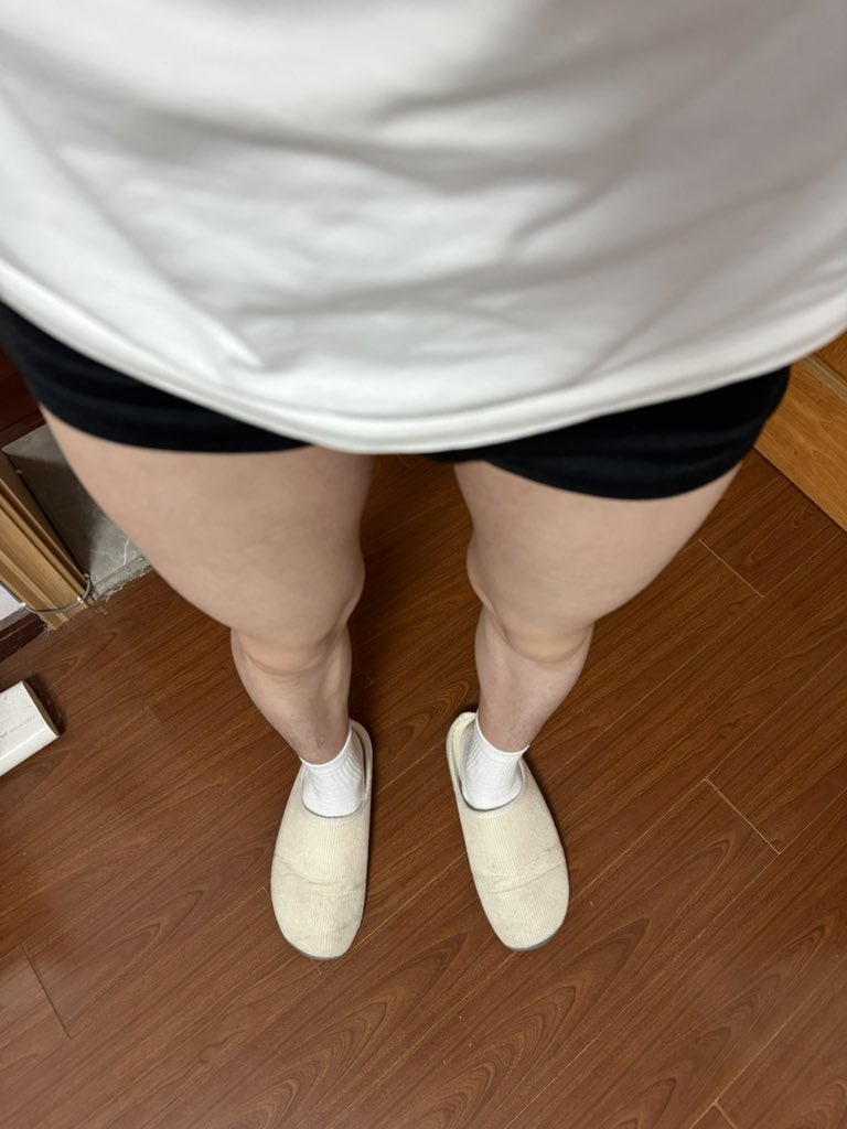 imafatfrog's tweet photo. look at my 美腿 https://t.co/cfvTpf5YSw