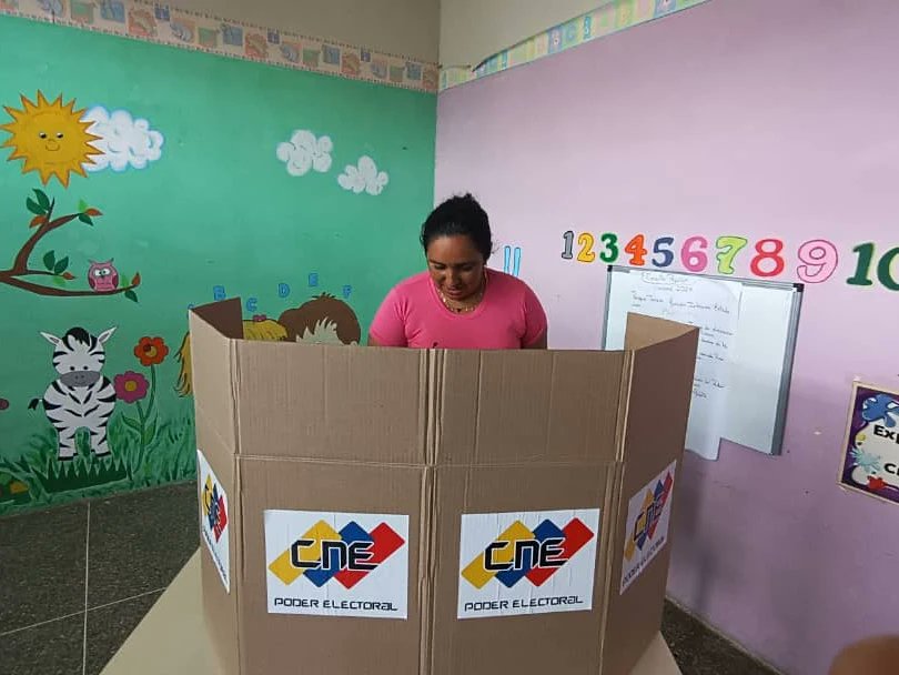 psuvlara2023's tweet image. #MunicipioIribarren

Desde la Unidad Educativa "Tulio Febres Cordero" del circuito #comunal "General Jacinto Lara" se desarrolla con total normalidad la Consulta Popular con participación protagónica del pueblo 💪🏼❤️🗳️

#ConsultaPopular2024
.
.
.
@NicolasMaduro
@JuanCSierraPSUV