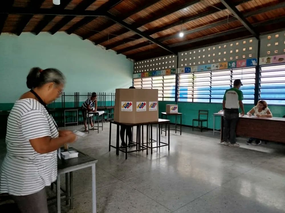 psuvlara2023's tweet image. #MunicipioIribarren

Desde la Unidad Educativa "Tulio Febres Cordero" del circuito #comunal "General Jacinto Lara" se desarrolla con total normalidad la Consulta Popular con participación protagónica del pueblo 💪🏼❤️🗳️

#ConsultaPopular2024
.
.
.
@NicolasMaduro
@JuanCSierraPSUV