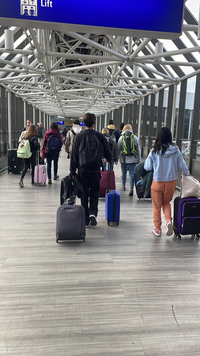 alfonsoviiiplus's tweet photo. Despedida y cierre de la primera parte del intercambio "Europa nos conecta" desarrollado entre el @IESALFONSOVIII  y el @LPontonniers . El siguiente encuentro en Cuenca. https://t.co/9b1yI8kpVb