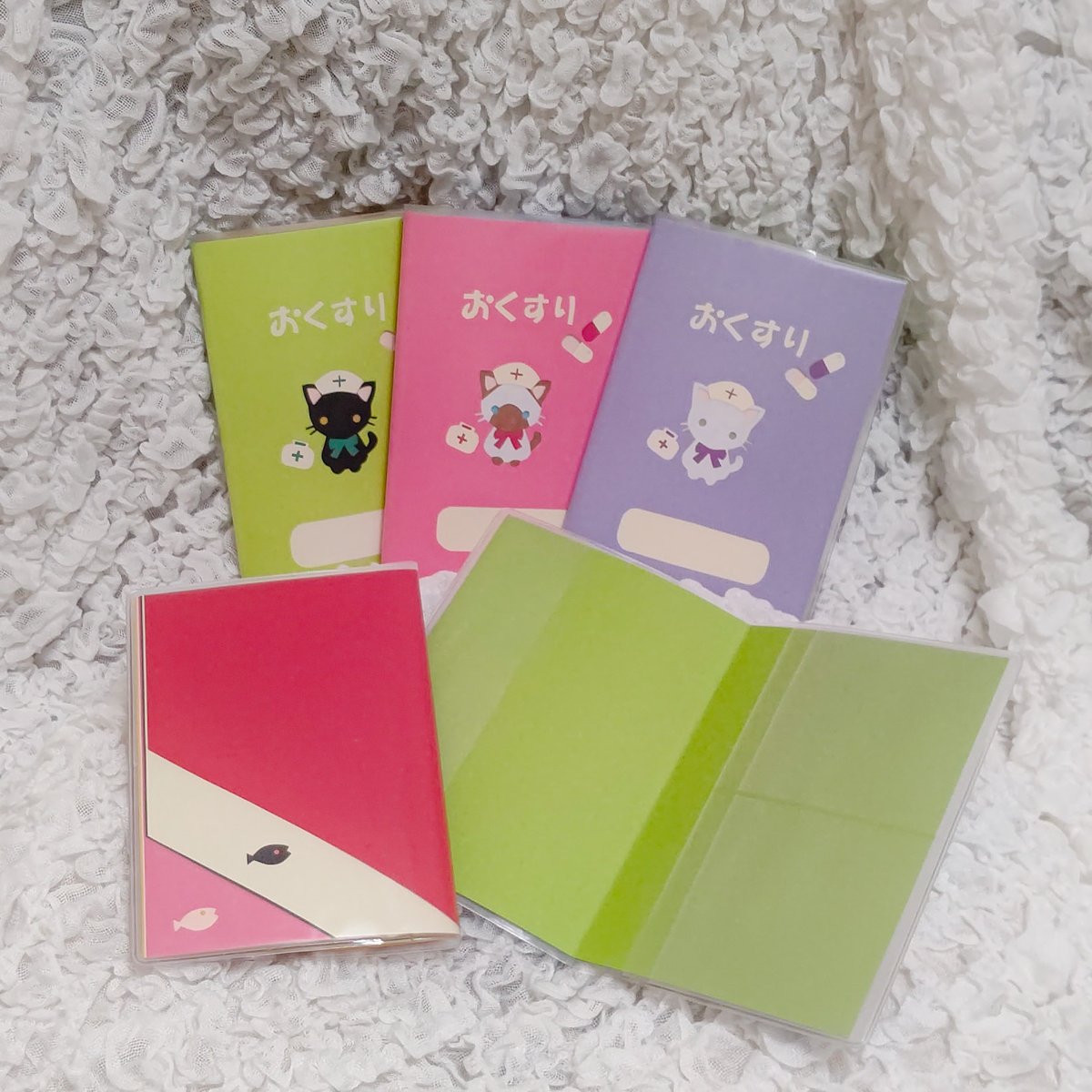 kana_c4a's tweet photo. ニャンフェスお品書き
①お薬手帳カバー
持ち歩くお薬手帳を自分の好みのものに変えてみませんか？
お手持ちのお薬手帳を入れていただくカバーになります

白猫、黒猫、シャム猫の３種類、各１０色用意してます
@nyanfes https://t.co/uelYYjCM8x