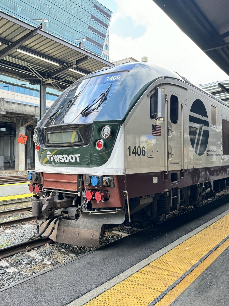 the prettiest locomotive in the whole amtrak fleet 🥹 @Amtrak_Cascades