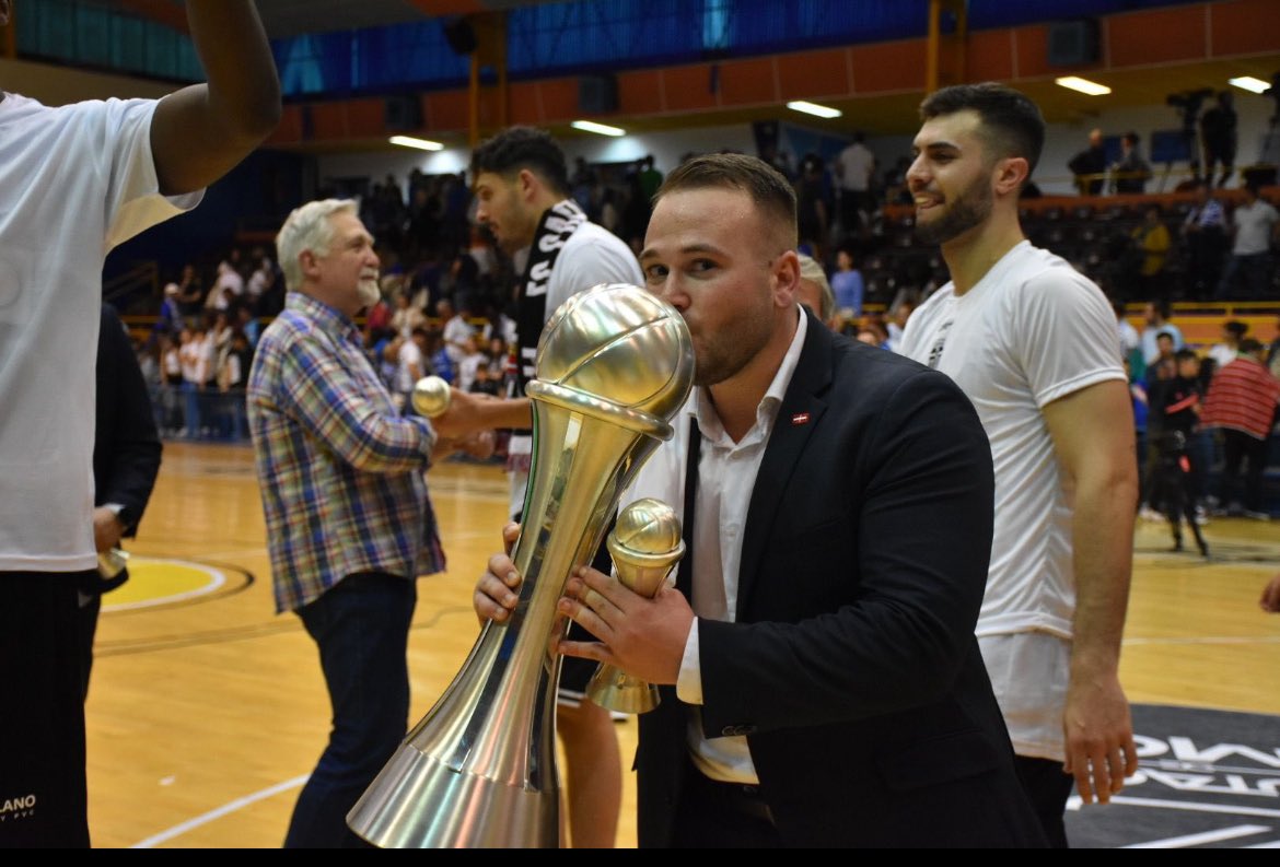 AntonioMarSan00's tweet photo. Pese a su juventud , ya está tocando Oro… pero tiene marcado a fuego 🔥 por su forma de trabajar , que llegará a lo más alto en el mundo del Basket 🏀
Enhorabuena @pau_castelltort 🤩😉 https://t.co/Ns3ZIE5TwK