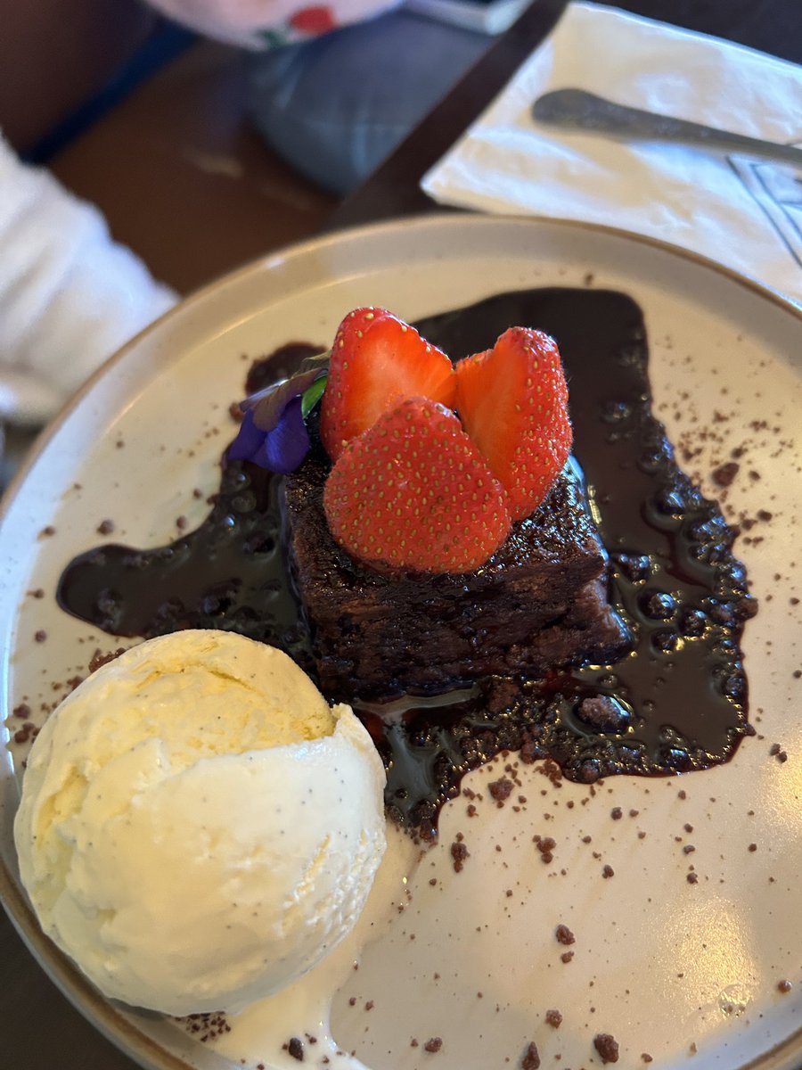 Nice to get out to @No3Collon on a sunny Sunday. Delicious as always, this was my Granddaughter’s desert 😋 #LouthChat