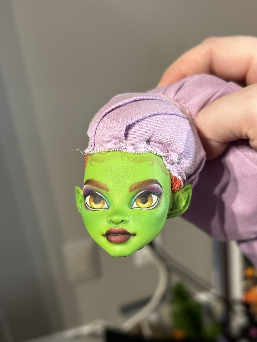 I think two or three more layers and her faceup will be complete !!! #MonsterHigh #dolltwt