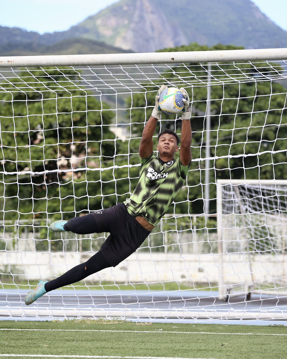 base_botafogo's tweet photo. 💪🧤

📸 Henrique Lima / BFR https://t.co/BVNl6YGhgJ