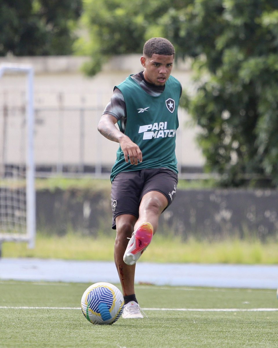 base_botafogo's tweet photo. 💪🧤

📸 Henrique Lima / BFR https://t.co/BVNl6YGhgJ