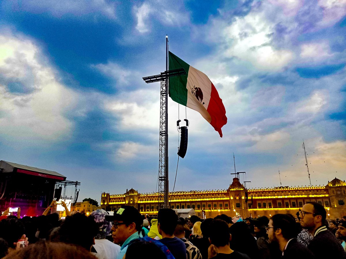 AntonioMelDel's tweet photo. Para Interpol sí dejaron la bandera de México y salieron fotos chiditas.
#Zocalo #Interpol #Interpolcdmx #CDMX https://t.co/v8NwJngKz8