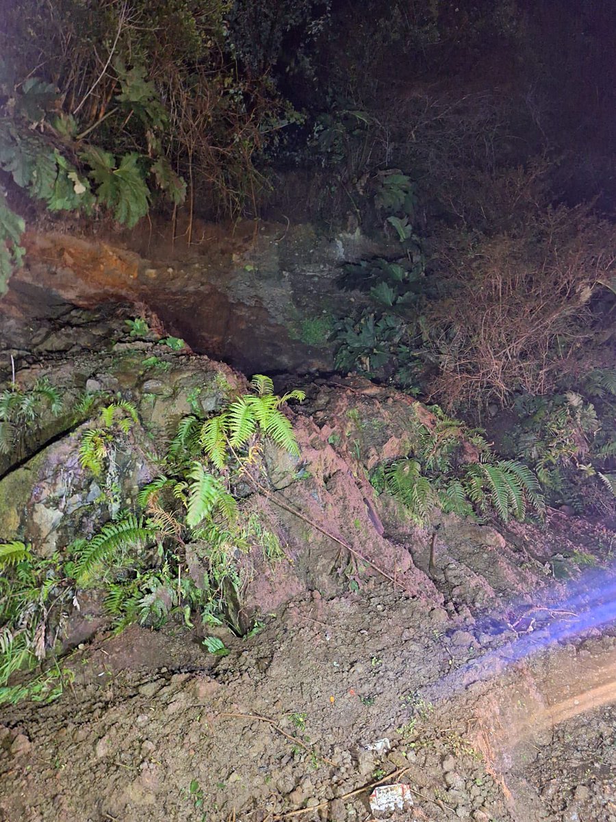 munipuertomontt's tweet photo. Alertan de nuevos deslizamientos de tierra a la altura del puente Tres Cumbres camino a Correntoso. 
Inspectores de Seguridad Pública y Carabineros en patrullajes mixtos, habían detectado situación en el sector la que se repitió en las últimas horas. https://t.co/lQzStJ0d3Y