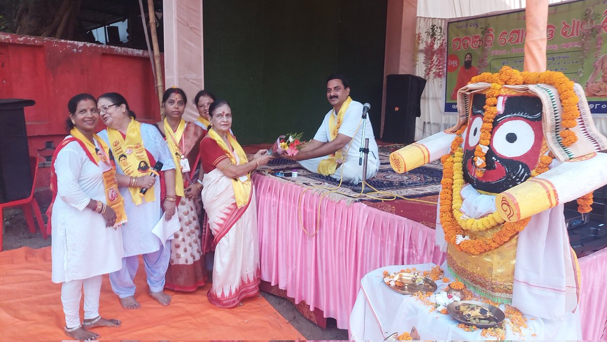 Closing day's Yog Sibir at Laxmi Sagar Area,Dist-Khordha,Odisha.Exellent arrangements by Adaraniyaa Nalini Mausi and Khordha Patanjali team @yogrishiramdev @paramarthdev @Ach_Balkrishna @bst_arya @Amrutanshu_YB @Kshitish_PYP @Sanjivani_MPYS