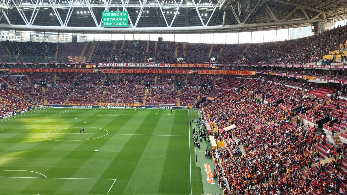 Koştuk biz yine Cimbom'a geldik! 💛❤