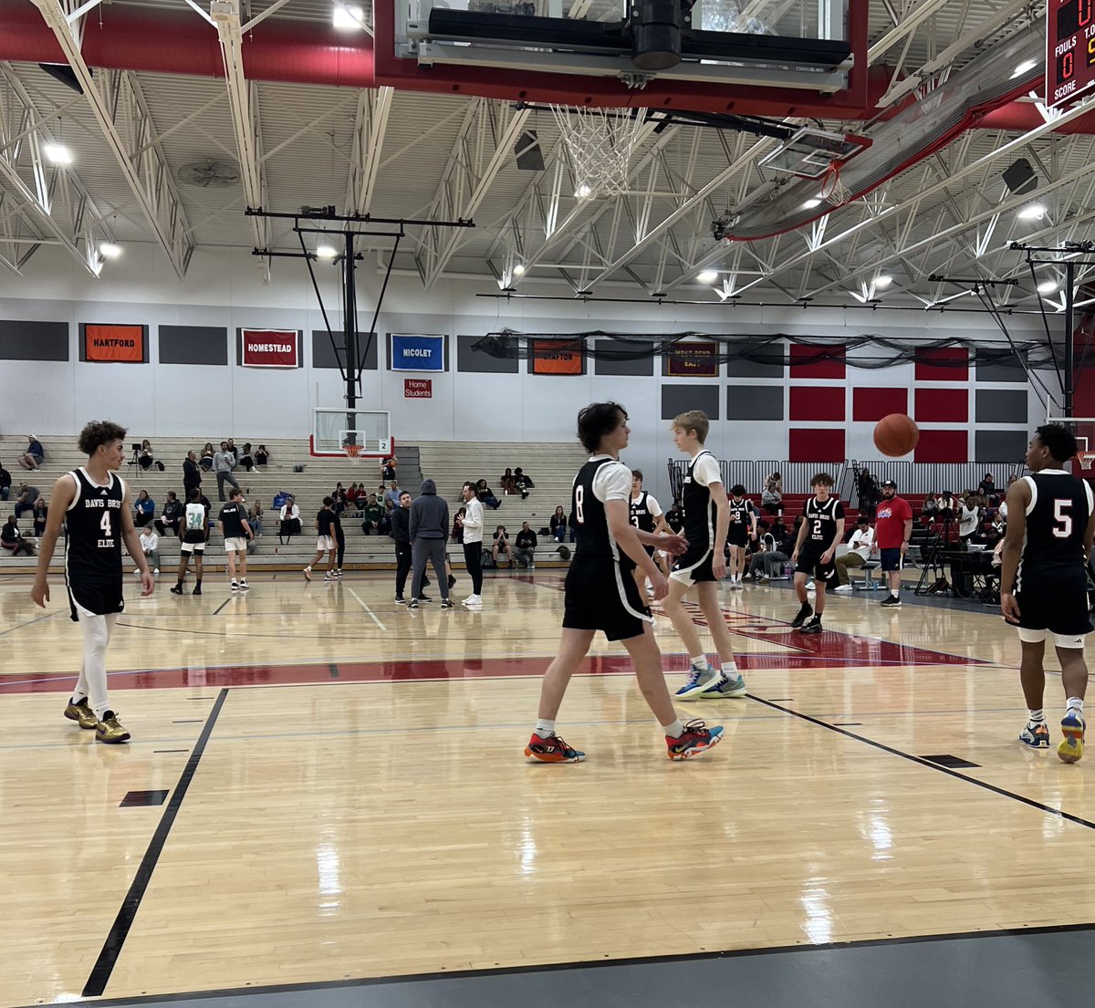 15U Final 4 matchup getting ready to tip at @ny2lasports Wisconsin Showdown @davisbroselite vs @pcf24up Game features ‘27 prospects Max Jones, Kager Knueppel, Blake Basich, Caden Davis, Reece Jordan, Austin Luchetti, etc @Ny2laWisconsin