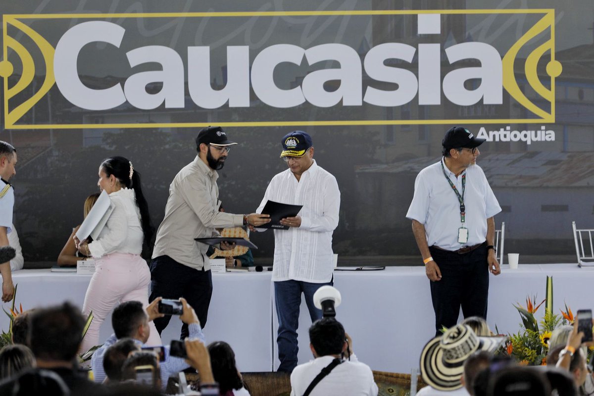 andrescamachom_'s tweet photo. #SeNotaElCambio Iniciamos el procesos de titulación y formalización minera.

Delimitamos y declaramos 20 áreas de Reservas Estratégicas Mineras y Reservamos 355 bloques con potencial de Oro mediante la expedición de 15 Resoluciones. 

En el Gobierno del Cambio hemos impulsado programas de formalización minera en beneficio de más de 2.000 mineros y mineras.

¡Minería para la Vida!