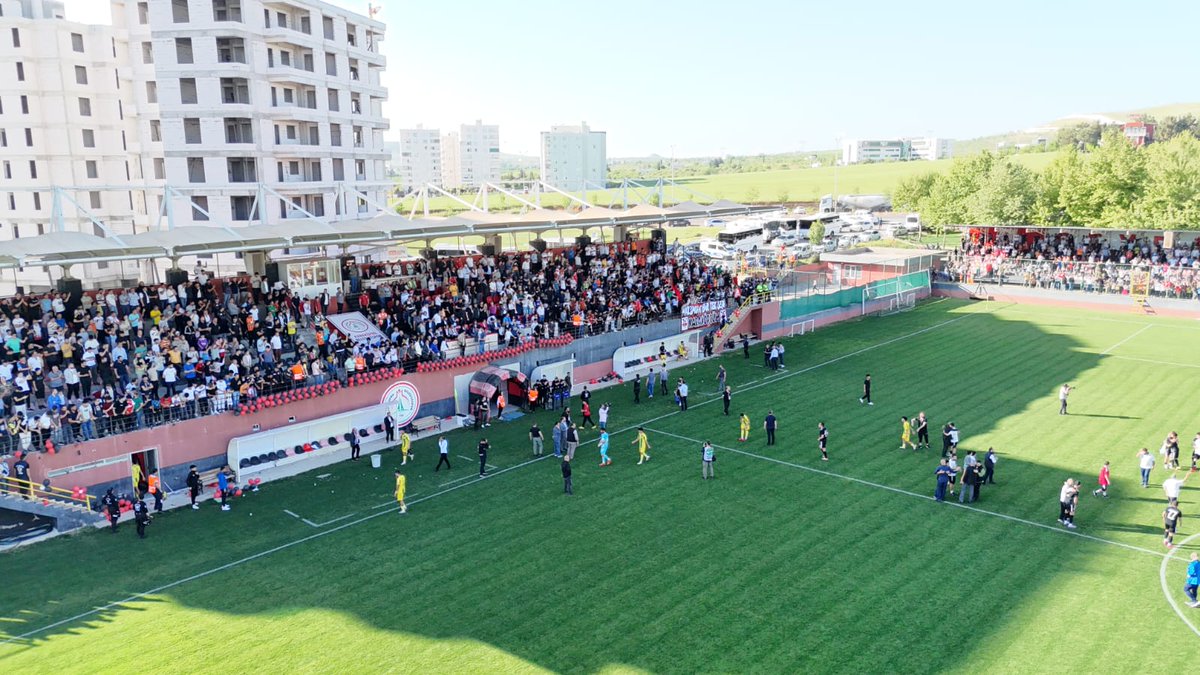 TFF 3. Lig'de sezonu şampiyon olarak kapatmayı garantileyen Karaköprü Belediyespor'umuzu yürekten kutluyorum.

Bu şampiyonlukta emeği olan Karaköprü Belediyespor'umuzun futbolcularını yönetimini, teknik ekibini ve önceki dönem Belediye Başkanı Metin Baydilli'yi tebrik ederim.…