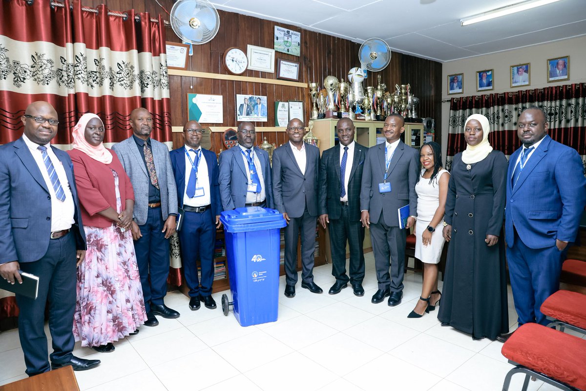CentenaryBank's tweet photo. During this week's customer visits, Hajji Mpungu Musoke Musa was excited to receive a delegation from Centenary Bank led by the Managing Director Fabian Kasi
The schools has over 4000 students and it is one of the best performing schools in Masaka. #CustomerWeek2024 https://t.co/R9cSyBnUdr
