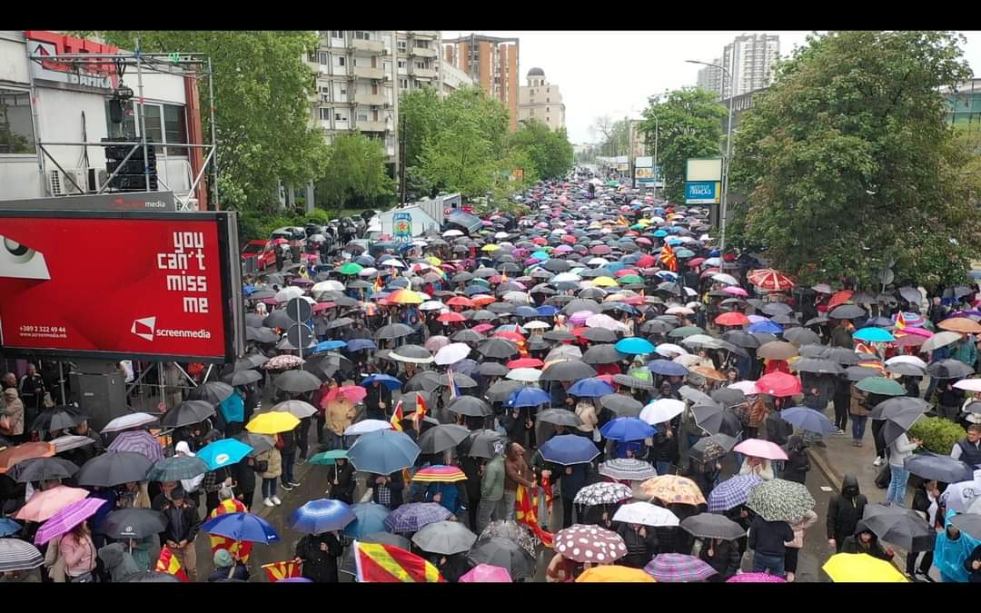 Две слики илјадници зборови, СДС на својот централен митинг во Скопје покрај толкавиот број на автобуси од цела Македонија, доживеа дебакл. Вака ќе биде и во Среда на 24 Април и после на 8 мај. 
#СДСпропаѓатоамиседопаѓа