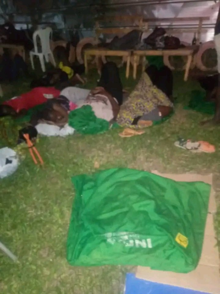 MelEssisKouadio's tweet photo. HANN 🇨🇮 

N'ayant plus de dortoirs, puisque chassé de l'internat depuis hier , les étudiants de l'INFPA, Institut agricole de Bingerville n'ont plus que trouvé refuge dans la rue . 

Nombreux sont ceux qui n'ont personne sur Abidjan. Pas de tuteurs ni autres , les étudiants ont dormi à la belle étoile 😭... 
Que fait le ministère concerné ?
M le ministre d'État, M KOBENAN KOUASSI ADJOUMANI , svp, voyez le cas de ces jeunes, qui pour certains peuvent être vos enfants. 

Vous dites avoir un grand amour pour la jeunesse, c'est le moment de le démontrer encore une fois . Soutenons ces jeunes car les laisser seuls , ça serait tourné dos au succès de ce pays qui reposait sur l'agriculture.. 😭😭

#CIV225