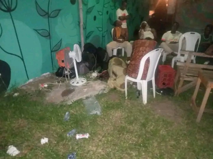 MelEssisKouadio's tweet photo. HANN 🇨🇮 

N'ayant plus de dortoirs, puisque chassé de l'internat depuis hier , les étudiants de l'INFPA, Institut agricole de Bingerville n'ont plus que trouvé refuge dans la rue . 

Nombreux sont ceux qui n'ont personne sur Abidjan. Pas de tuteurs ni autres , les étudiants ont dormi à la belle étoile 😭... 
Que fait le ministère concerné ?
M le ministre d'État, M KOBENAN KOUASSI ADJOUMANI , svp, voyez le cas de ces jeunes, qui pour certains peuvent être vos enfants. 

Vous dites avoir un grand amour pour la jeunesse, c'est le moment de le démontrer encore une fois . Soutenons ces jeunes car les laisser seuls , ça serait tourné dos au succès de ce pays qui reposait sur l'agriculture.. 😭😭

#CIV225