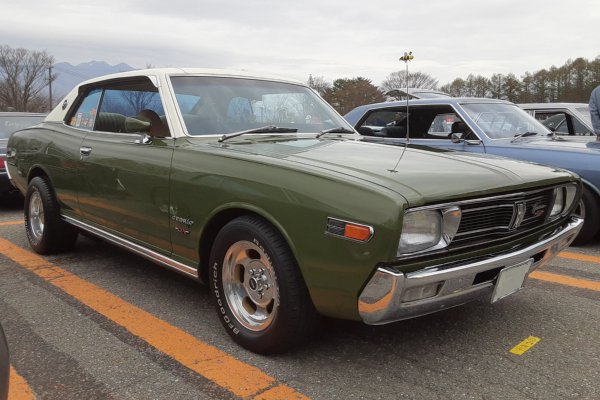 EOJMuCV9sZ6eYjt's tweet image. #富士見自動車博覧会
そこで見た気になる車を３台紹介。
まず１台目２３０系セドリックの２ＨＴ、緑と白のツートンカラー、エンケイディッシュ、ヒップアップとアメ車っぽいカスタムがクールでイケてます👍