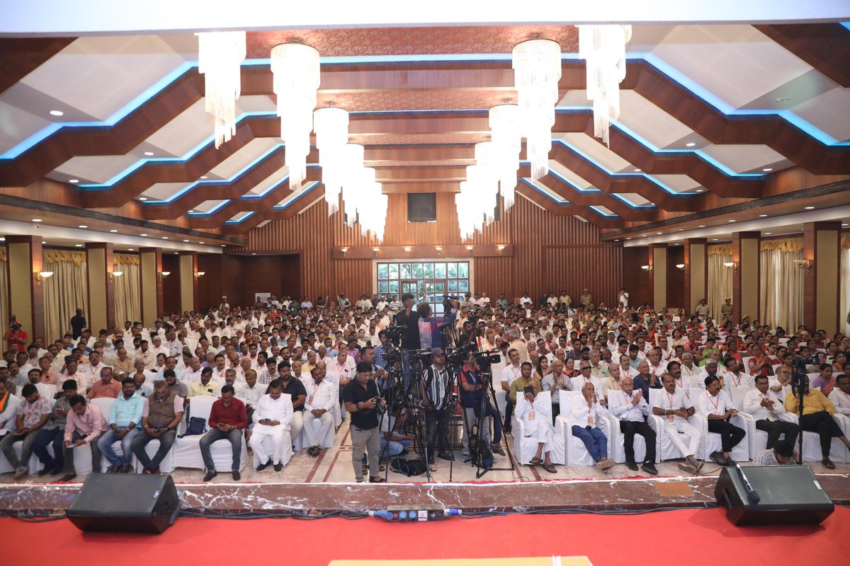 Addressed a community leaders meeting in Hubballi, Karnataka.

In the last 10 years, Karnataka has seen unparalleled growth under the visionary leadership of Hon. PM Shri @narendramodi ji. Our NDA government is working tirelessly to ensure all-inclusive development of each and