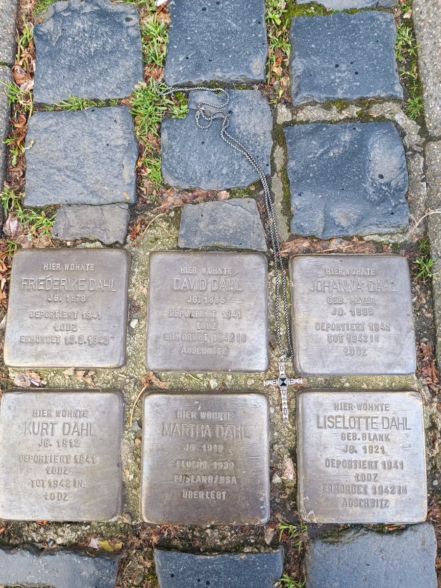 Der Dino hat den heutigen Spaziergang mit einer Freundin genutzt um diese Stolpersteine zu besuchen.  6 an der Zahl für Familie Dahl. Immerhin Frau Martha Dahl hat überlebt. Alle anderen mögen in Frieden ruhen.❤️