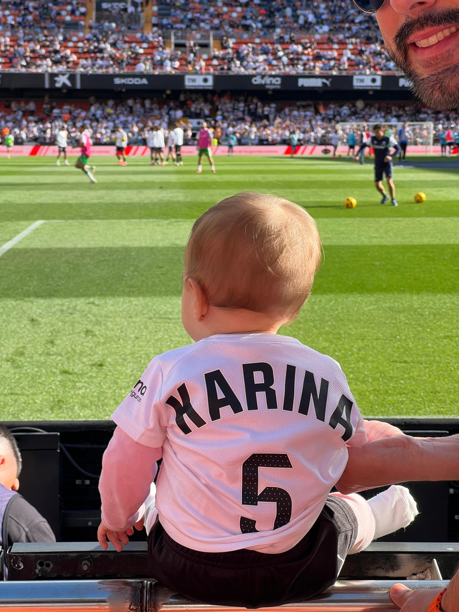 9 meses y medio de amor en Mestalla #somfamilia  #ValenciaRealBetis   #valenciacf
Karina  5👶🏼🦇⚽️ #deparesafills
@Tocuepe