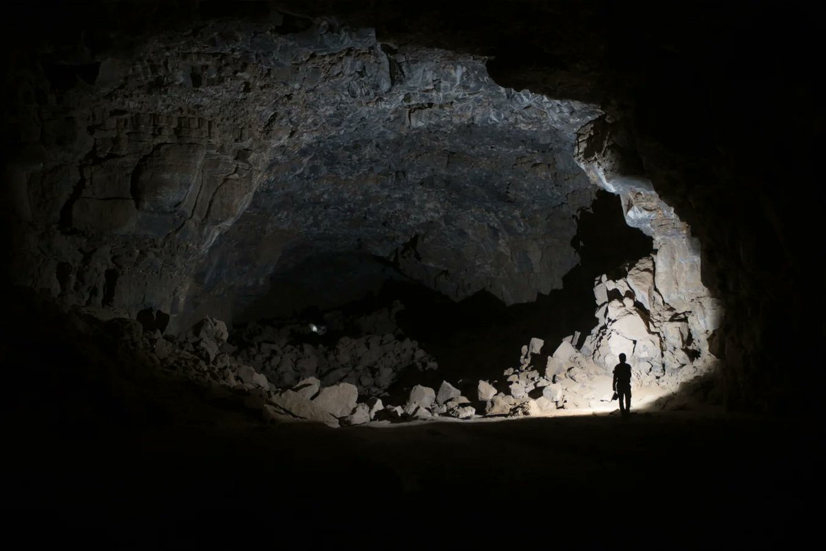 This is Umm Jirsan #Lava tube in Harrat Khaybar #SaudiArabia . Research shows it has been used by humans for 10,000 years. I dont know if Ghare-Hira is also a lava tube or not, but similar caves are very common in #volcanic regions. #ScienceFacts