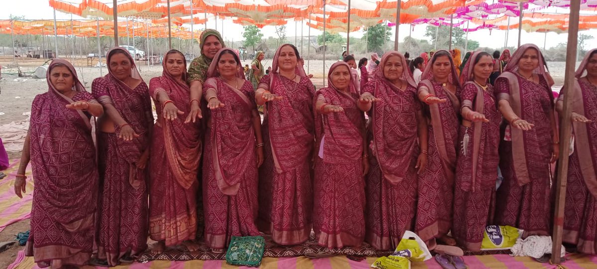 CollectorRjt's tweet image. &apos;મારો મત મારો અધિકાર&apos;  મતદાન જાગૃતિનો મેસેજ ગામે ગામ અને ઘર ઘર સુધી પહોંચાડવાનું શ્વેત કાર્ય રાજકોટ ડેરી દ્વારા આરંભાયું છે. લોકશાહીના મહાપર્વમાં નોખા અનોખાં કાર્યક્રમોમાં હવે દૂધ ઉત્પાદક મંડળીઓ પણ જોડાઇ ચુકી છે. #GoVote #MyVoteMyDuty #ChunavKaParv #DeshKaGarv #Election2024