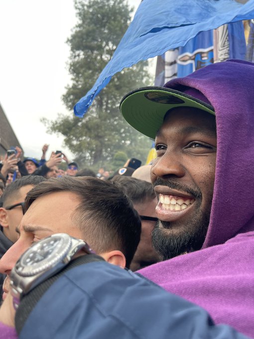 FansNerazzurri's tweet photo. ini lebih kocak Thuram, nyamar jadi salah satu penggemar 🤣🤣🤣 https://t.co/PiMUy7cadp