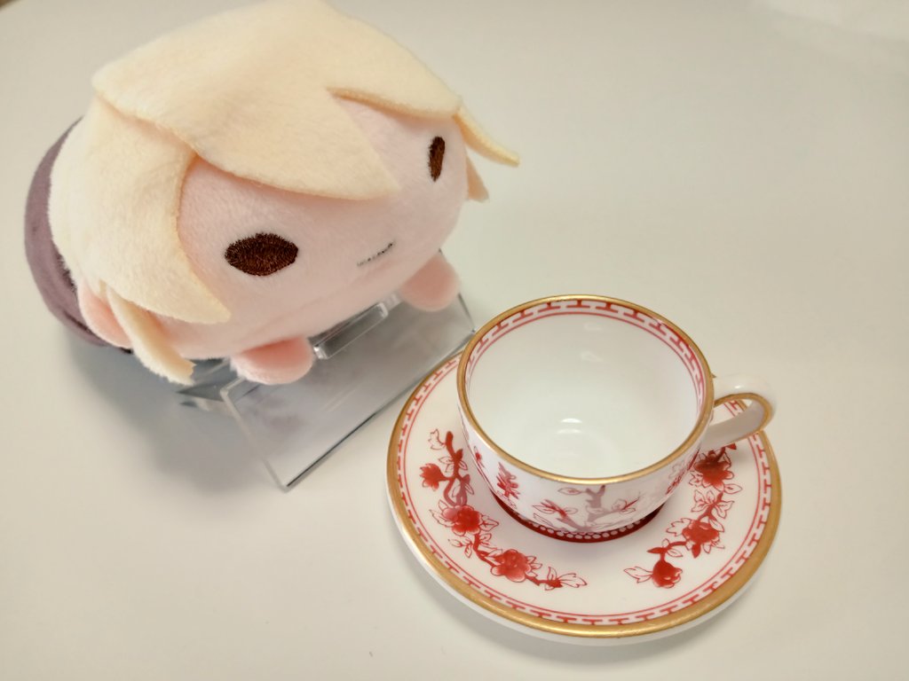 日付過ぎてしまったけれど。紅茶の日だと言うので。
のるちゃん専用のティーカップをお迎えしました。この精巧さ！可愛い過ぎて、ワタシがメロメロ🥰❤️（皿の直径が、６センチ程で手の先にのるサイズ)