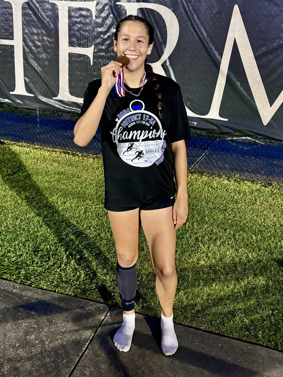 BHHSEagleTrack's tweet photo. It was a great day for Zoe Williams in the hurdles!!!  She was🥉in the 100H, with a new school record, and 4th in the 300H.  We will wait it out until Monday and see if that state wildcard spot comes her way!  @BH_Athletics @BHBoosterClub https://t.co/lq6zCYzuZv