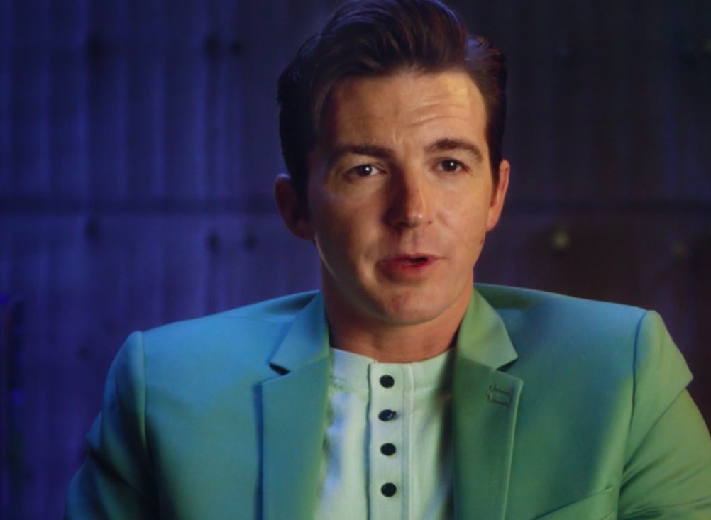 Yonomeaburro's tweet photo. alucinante el parecido de Drake Bell con @rickastley en la docuserie Silencio en el plató (@MovistarPlus a través de HBO) https://t.co/Y1id6hDgqc