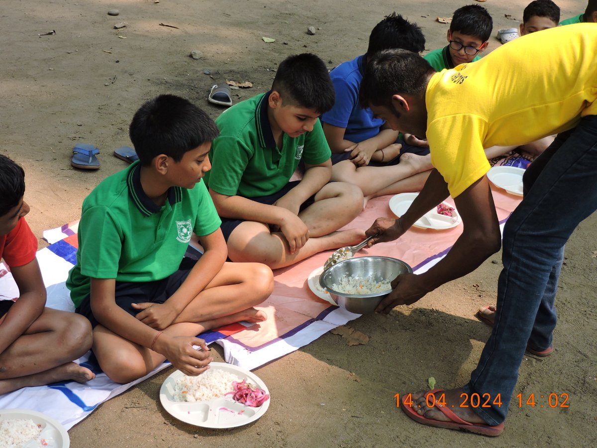 ShSsiliguri's tweet photo. Picnics and Outings are an integral part of the School Programme in Sacred Heart School. On Sunday, 7th April, the Grade 6 boys enjoyed a picnic with their class teachers. 🧺🌳👬🚌🍔🌞#SacredHeartSchool #Siliguri! #Darjeeling #Siliguri https://t.co/ShxWPYuGy3