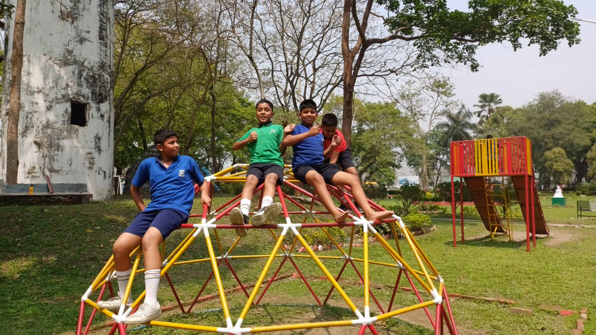 ShSsiliguri's tweet photo. Picnics and Outings are an integral part of the School Programme in Sacred Heart School. On Sunday, 7th April, the Grade 6 boys enjoyed a picnic with their class teachers. 🧺🌳👬🚌🍔🌞#SacredHeartSchool #Siliguri! #Darjeeling #Siliguri https://t.co/ShxWPYuGy3