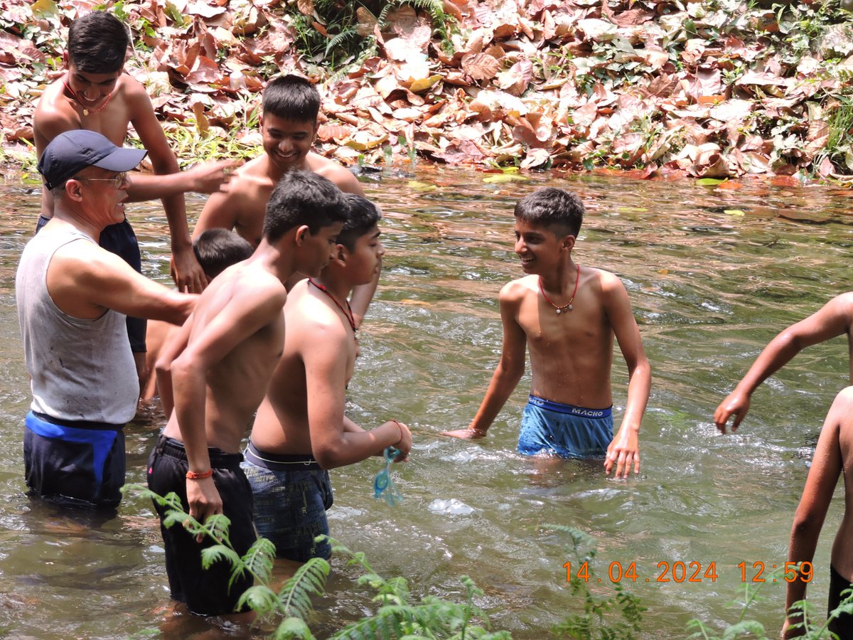 ShSsiliguri's tweet photo. Picnics and Outings are an integral part of the School Programme in Sacred Heart School. On Sunday, 7th April, the Grade 6 boys enjoyed a picnic with their class teachers. 🧺🌳👬🚌🍔🌞#SacredHeartSchool #Siliguri! #Darjeeling #Siliguri https://t.co/ShxWPYuGy3