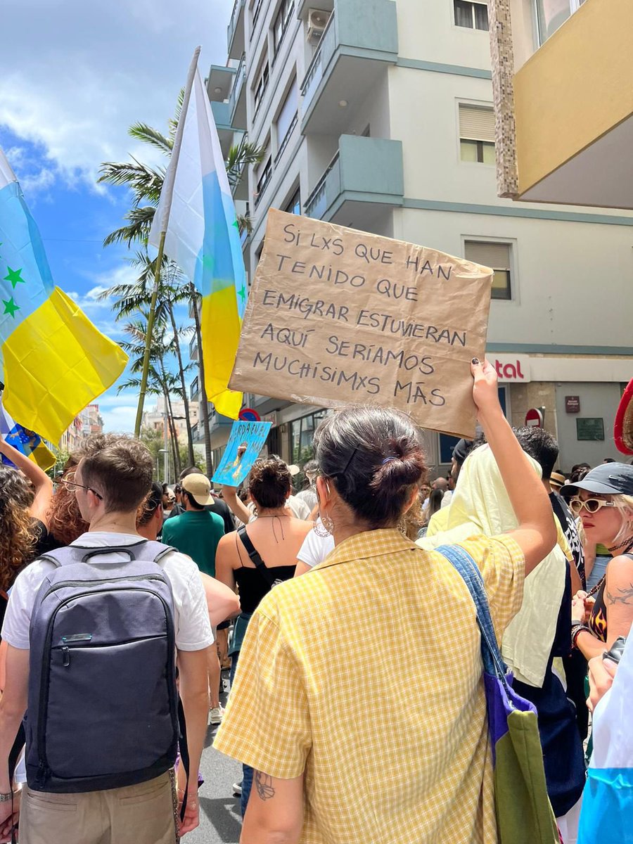 mi foto fav de ayer de mis amigas pensando en las que no pudimos ir pero tenemos la misma sed de lucha por nuestras islas
#CanariasTieneUnLimite