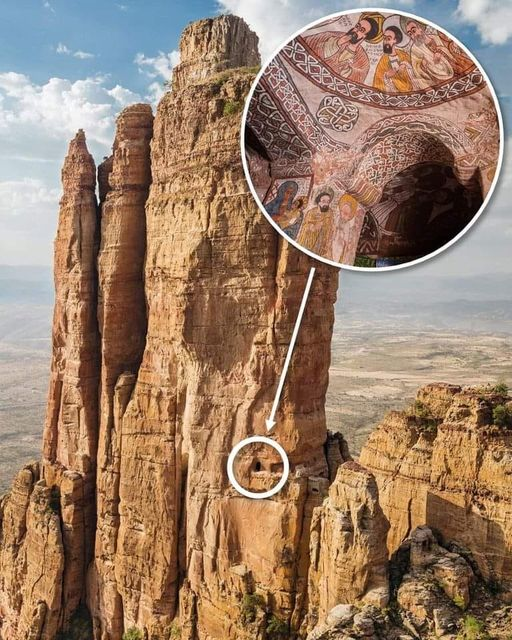 Oltre 1.500 anni fa, questa chiesa fu scavata in una parete rocciosa verticale a 650 piedi sopra il suolo ed è ancora in uso oggi. Un filo di chiese in luoghi sorprendenti. Sotto il re Asana la sua terra Aksum - (oggi Etiopia ed Eritrea)