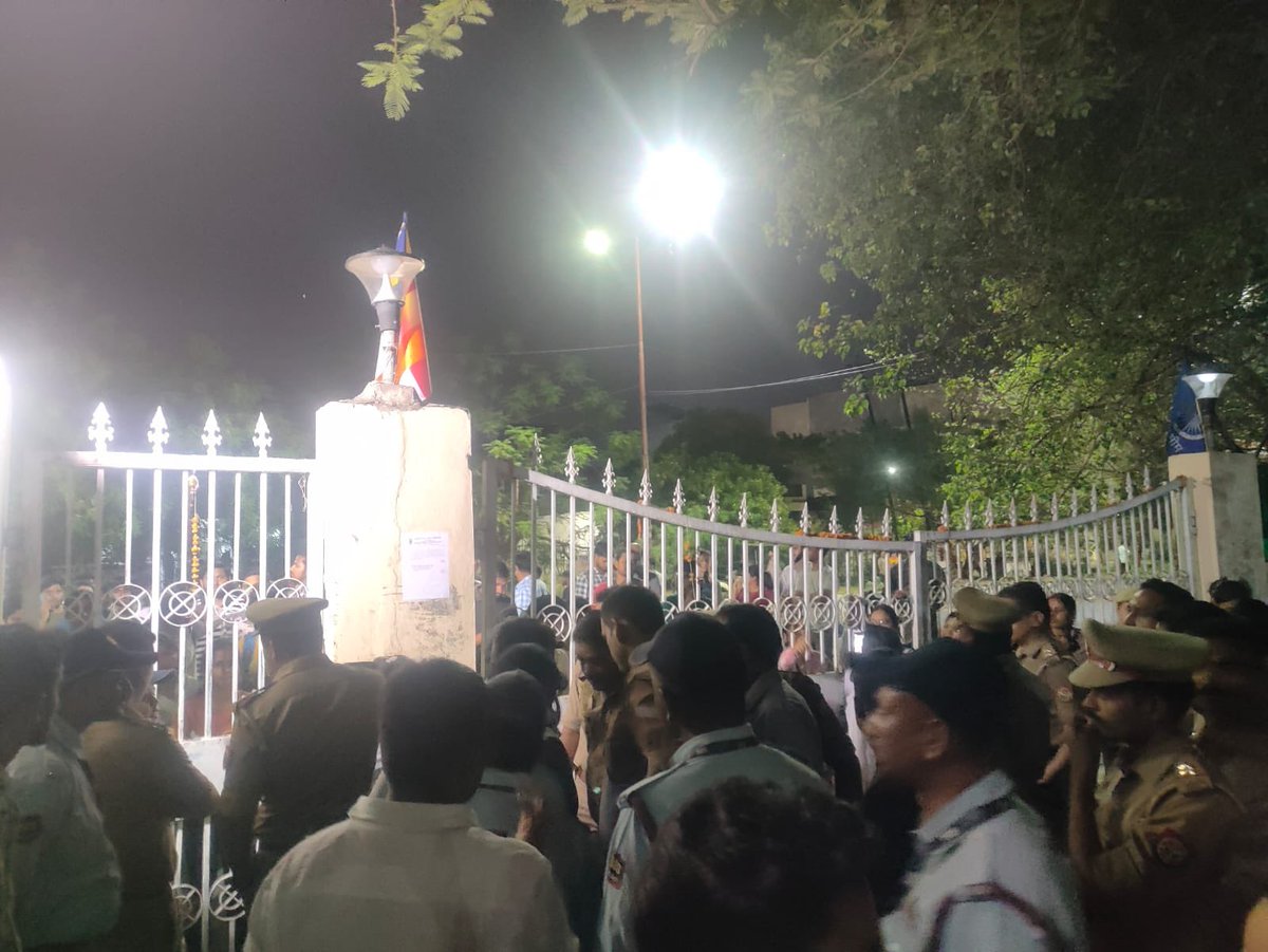 Vatsalya__VPV's tweet photo. Gate No. 2 has been closed by the Proctor to stop the students, including girl students at 7:45 pm from entering the university. The Proctor is incompetent! Remove Him! Who is responsible for the late fee of girls' hostels' inmates.
#STANDWITHBBAU
#STANDWITHDALITSTUDENTS https://t.co/3h28YYoidx