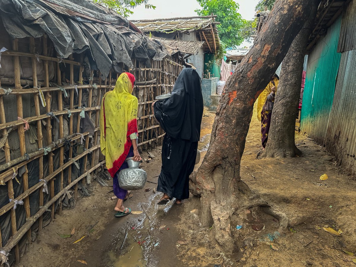UNHCR_BGD's tweet photo. It’s scorching in the #Rohingya refugee camps in #Bangladesh 🥵

In response to the #heatwave, learning centres have closed, working hours reduced, clinics are ready with rehydration fluids, and health volunteers are disseminating information about how to cope with the heat. https://t.co/5vDylxQji1