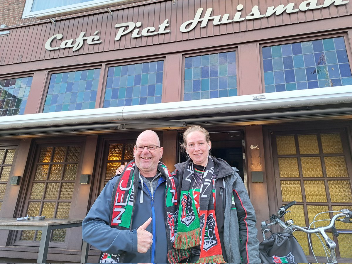 Patrick en Louise hebben geen kaartjes voor de finale. Dus kijken ze fijn op groot scherm de #finale van #NEC bij Huisman. ,,We hebben net nog lekker gegeten. Dan hebben we een stevige basis, haha."