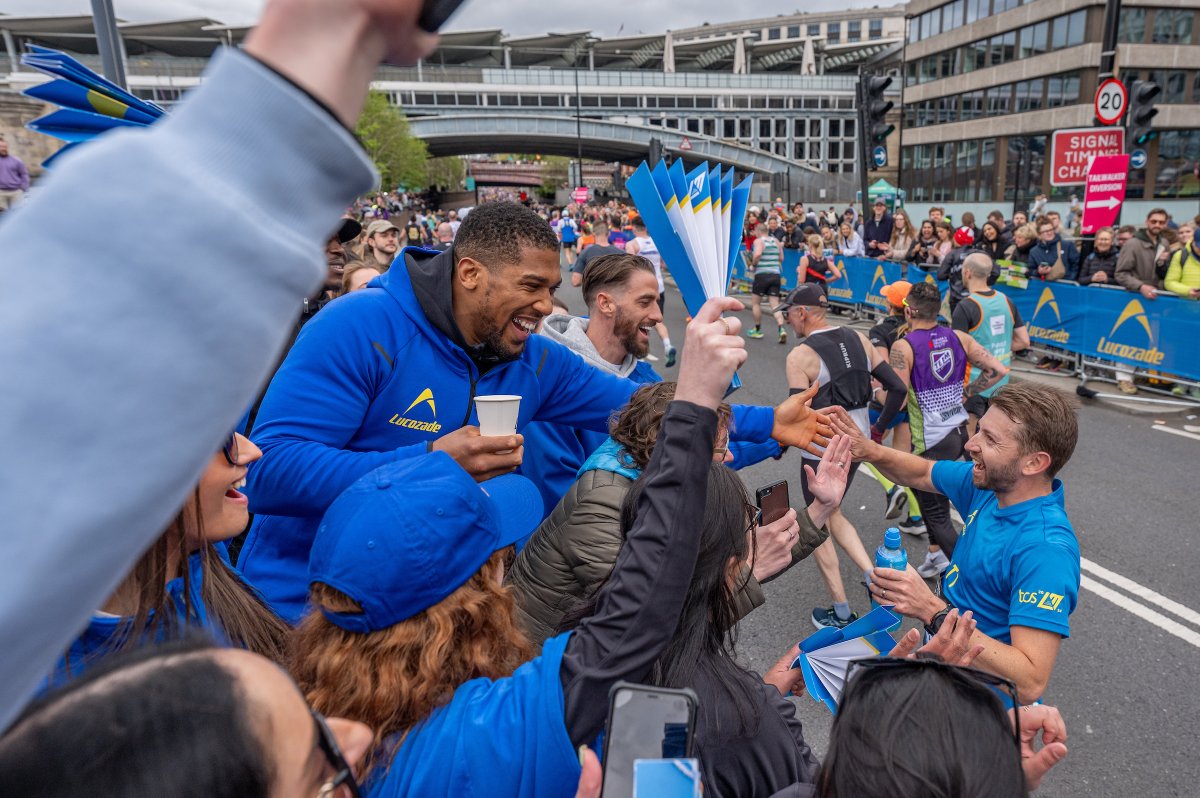 ⚡️<a href="/anthonyjoshua/">Anthony Joshua</a> bringing the energy at Mile 23!

<a href="/LucozadeSport/">Lucozade</a> | #LondonMarathon
