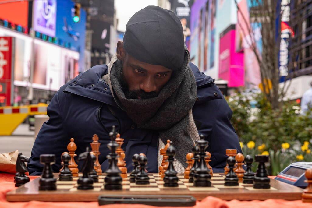 ♟️ Après 60 heures de jeu, le Nigérian Tunde Onakoya (@Tunde_OD) bat le record du monde du marathon d’échecs à Times Square 👉 Au-delà de la prouesse, l’objectif était de lever des fonds pour les enfants défavorisés en Afrique. ➡️ bit.ly/4b6x0ie