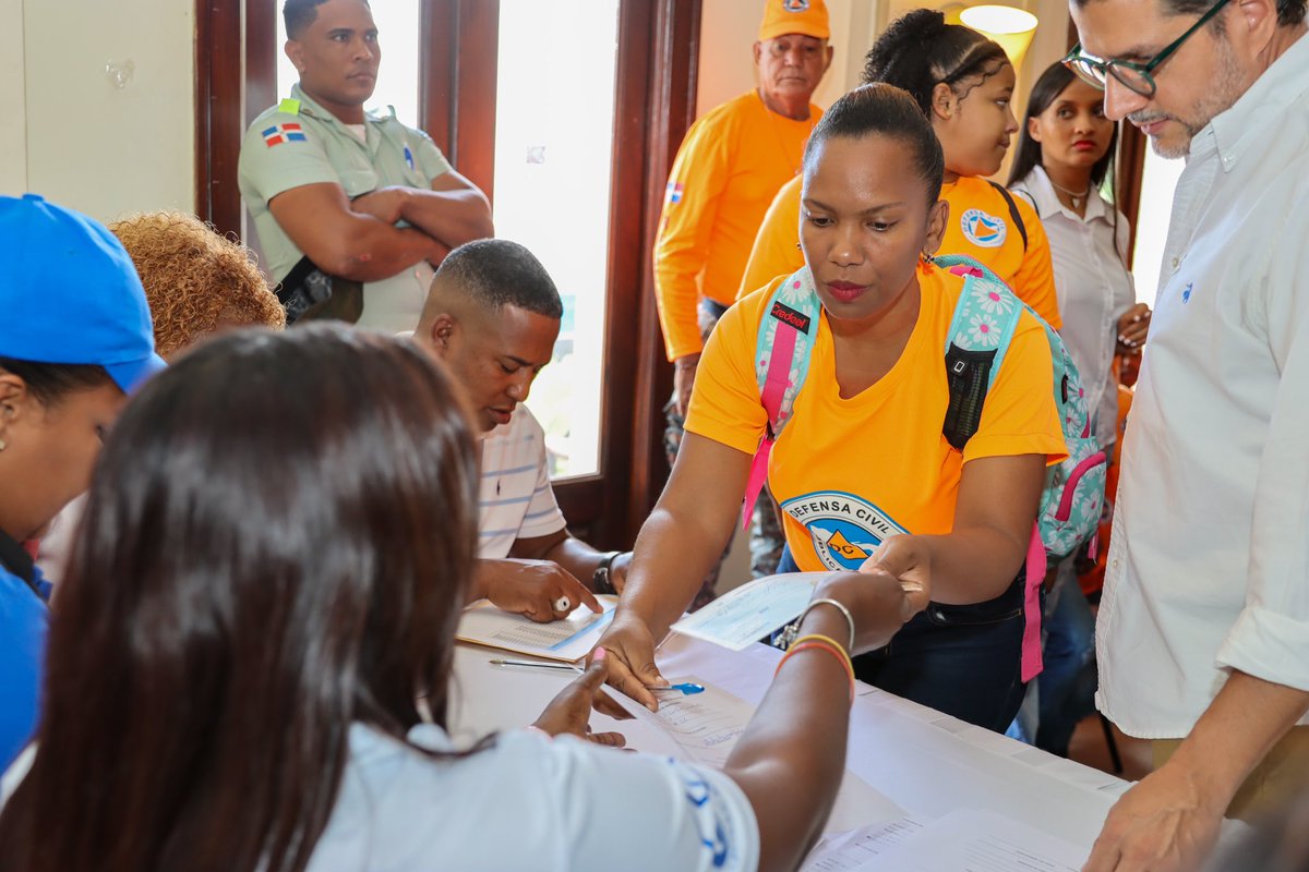 SuperateRDO's tweet photo. El Gobierno Dominicano, a través de nuestro programa, realizó la entrega de 650 cheques con monto de RD $10 000 cada uno, como reconocimiento a la labor realizada por socorristas y miembros del orden público durante la explosión ocurrida en San Cristóbal el pasado agosto de 2023. https://t.co/x7RIcX92r7