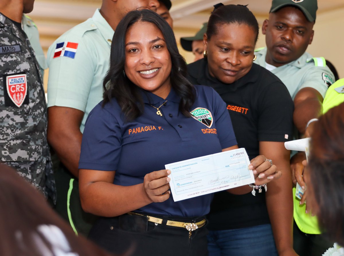 SuperateRDO's tweet photo. El Gobierno Dominicano, a través de nuestro programa, realizó la entrega de 650 cheques con monto de RD $10 000 cada uno, como reconocimiento a la labor realizada por socorristas y miembros del orden público durante la explosión ocurrida en San Cristóbal el pasado agosto de 2023. https://t.co/x7RIcX92r7
